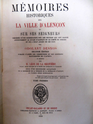 Odolant Desnos, Léon de la Sicotière, Mémoires historiques sur la ville d'Alençon et ses seigneurs ; précédés d'une dissertation sur les peuples qui ont habité anciennement le duché d'Alençon et le Comté du Perche et sur l'état ancien de ces pays, Alençon, Poulet-Malassis et De Broise, 1858, 2 livraisons formant 1 tome (seul paru) en 2 vols in-8 brochés (445p en continue). Seconde édition. Dos fatigué, corps d'ouvrage en excellente condition sans rousseurs, 1er volume.
