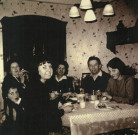 Annie Messager, Nadine Thoréton, Annette Thoréton, Suzanne Messager, Léon Messager, Maryvonne Thoréton: photographie noir et blanc, Huguette Messager, 8.7 x 8.7, f [1963?] (collection particulière Maryvonne Thoréton, AMA, 2018.)