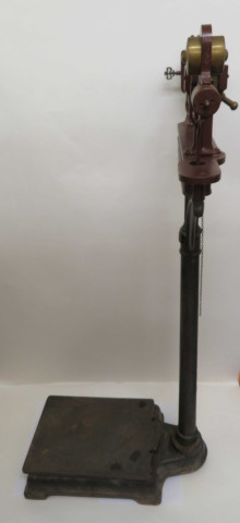 Bascule médicale à double romaine en fonte acier peint et bronze, nombreux poinçons de contrôle (Fin XIXe siècle) (Haut : 144cm).