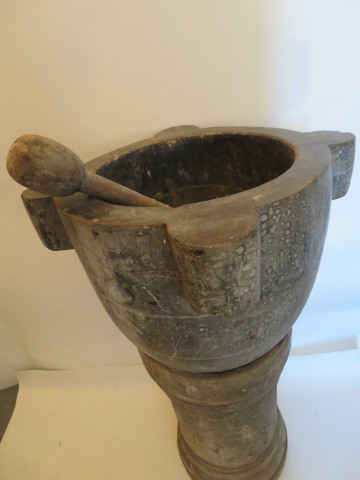 Mortier en marbre gris moucheté et veiné avec son pilon en bois, sur une base ronde en bois (XIXe siècle) (haut 91cm, diam 50cm, socle en bois 61cm).