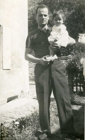 Maryvonne Thoréton et Marcel Thoréton, rue Candie : photographie noir et blanc, DR, 8.6 x 13.7, 1949 (collection particulière Maryvonne Thoréton, AMA, 2018.)