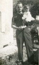 Maryvonne Thoréton et Marcel Thoréton, rue Candie : photographie noir et blanc, DR, 8.6 x 13.7, 1949 (collection particulière Maryvonne Thoréton, AMA, 2018.)