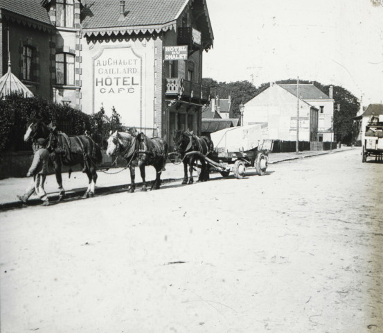 Alençon (Orne), Rue Denis Papin, livraison au chalet "Hôtel-Café" Gaillard [vers 1910], DR, AMA.