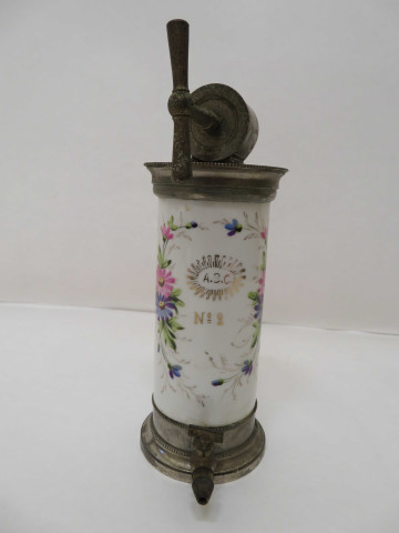 Série de trois siphons à eau de Seltz et un irrigateur, le corps doublé canné en porcelaine (vers 1900).