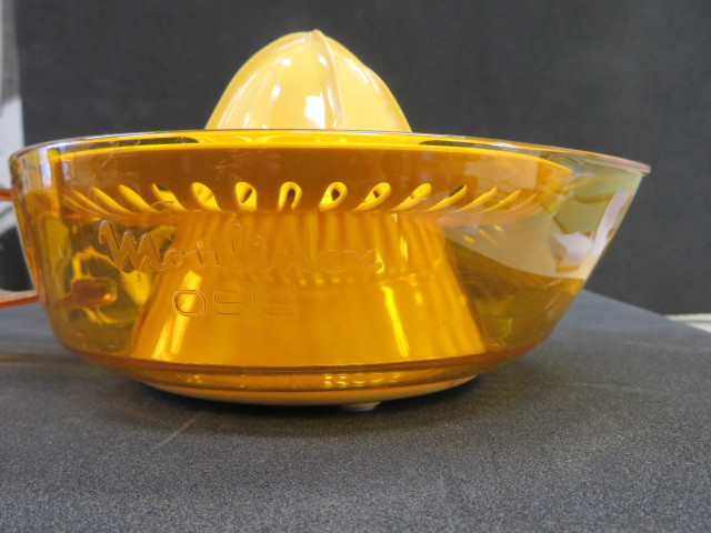 Presse agrumes électrique, type BKC 146/810-1505, Alençon Moulinex, 2 pièces, don de l'association Moulinex, Jean Mantelet.