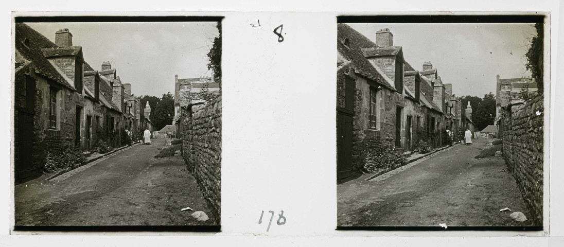 Alençon (Orne), ruelle aux Liards (1910), plaque de verre avec l'image en négatif noir et blanc (au gélatino-bromure d'argent), [1910], (13 cm x 6 cm), acquisition 2015, collection particulière Cabaret, AMA.