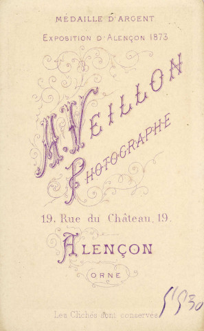 Portrait d'une jeune fille vue de 3/4 (médaillon), studio, photographie noir et blanc, tirage albuminé, Alphonse Veillon, [1878-1905], acquisition 2022 .