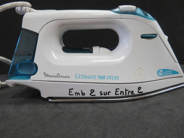 Fer à repasser ultimate 500 vertical press, prototype, Alençon Moulinex, (métal, plastique) (33x15x12), détail du système vapeur, don de l'association Moulinex Jean Mantelet.