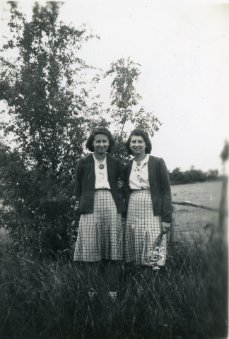 Annette et Charlette Féron dans la campagne (1936?) : photographie noir et blanc, 6 x 8.8, DR (collection particulière Maryvonne Thoréton, AMA, 2018).