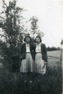 Annette et Charlette Féron dans la campagne (1936?) : photographie noir et blanc, 6 x 8.8, DR (collection particulière Maryvonne Thoréton, AMA, 2018).