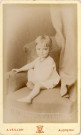 Jeune enfant assis sur une bergère, studio, photographie noir et blanc, tirage d'épreuve au charbon, Alphonse Veillon, [1878-1905], acquisition 2022 .