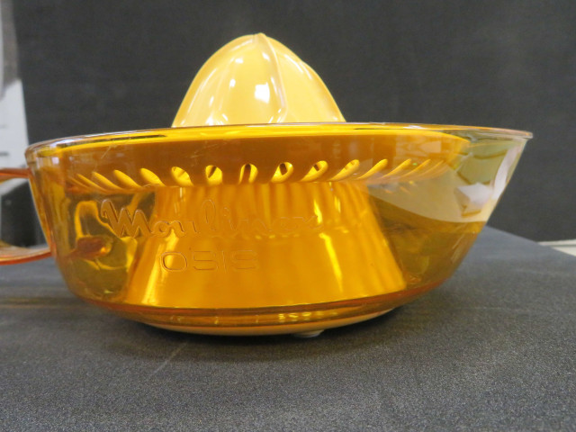 Presse agrumes électrique, type BKC 146/810-1505, Alençon Moulinex, 2 pièces, don de l'association Moulinex, Jean Mantelet.