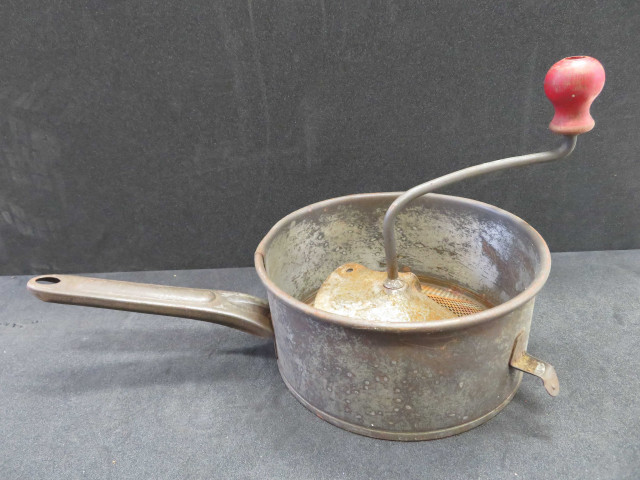 Moulin à légumes MEB (acier, bois),Alençon Moulins-légumes, don de l'association Moulinex Jean Mantelet.