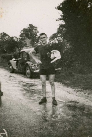 Course cycliste à Ciral (4 juillet 1948), Rémy Claire, club sportif d'Alençon (CSA), photographie noir et blanc, DR, collection particulière I. Houlette, B. Morel, 2024, AMA.