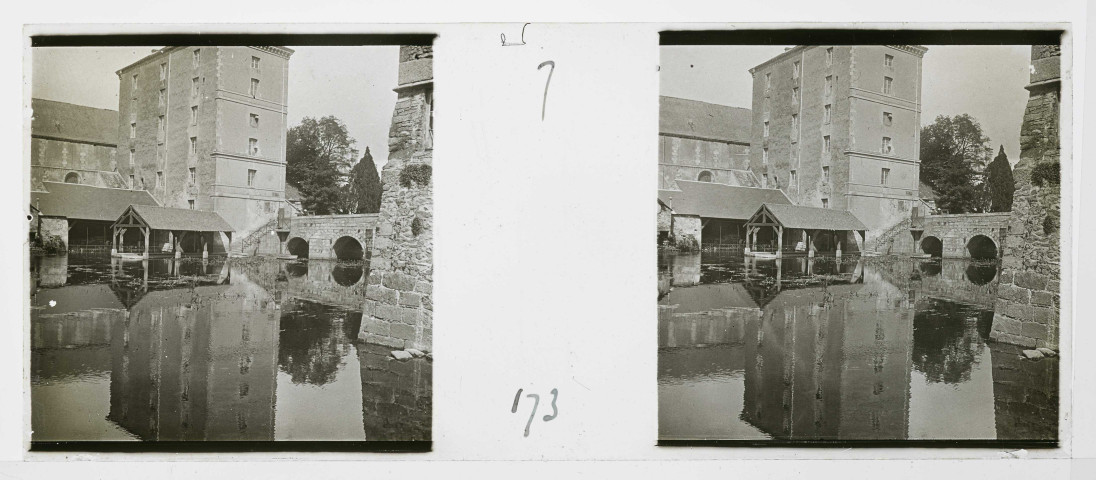 Alençon (Orne), Hôtel Dieu, grand Moulin et lavoir (1910), plaque de verre avec l'image en négatif noir et blanc (au gélatino-bromure d'argent), [1910], (13 cm x 6 cm), acquisition 2015, collection particulière Cabaret, AMA.
