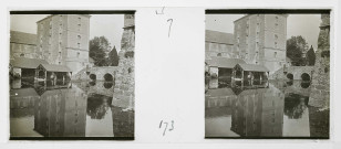 Alençon (Orne), Hôtel Dieu, grand Moulin et lavoir (1910), plaque de verre avec l'image en négatif noir et blanc (au gélatino-bromure d'argent), [1910], (13 cm x 6 cm), acquisition 2015, collection particulière Cabaret, AMA.