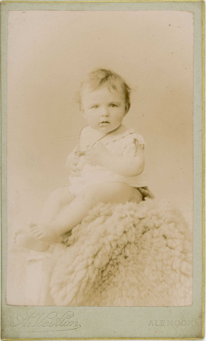 Bébé assis sur une fourrure, studio, photographie noir et blanc, tirage albuminé, Alphonse Veillon, [1878-1905], acquisition 2022 .