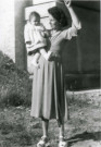 Mariage de Charlette Féron et Gérard Gilles, Annette Thoréton et sa fille Maryvonne, à la Fuie des Vignes sous le pont sncf : photographie noir et blanc, DR, 8.8 x 12.5, (1949),(collection particulière Maryvonne Thoréton, AMA, 2018.)