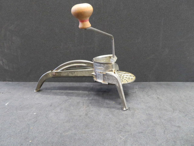 Mouli-Julienne n°1 avec disques pour râper, Moulin-Légumes, (plastique, métal, bois, acier), 3 pièces, don de l'association Moulinex Jean Mantelet.