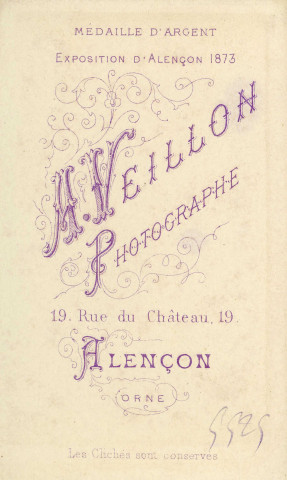 Petit garçon posant debout, studio, photographie noir et blanc, tirage albuminé, Alphonse Veillon, [1878-1905], acquisition 2022 .