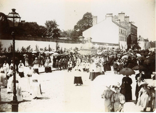 Alençon, procession de la Fête-Dieu, Prêtres et Saint-Sacrement sous un dais porté par quatre personnes, photographie noir et blanc, tirage argentique sur papier, (15.5cm x 11.3cm) (1894).