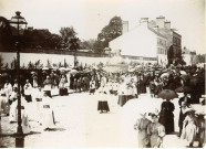 Alençon, procession de la Fête-Dieu, Prêtres et Saint-Sacrement sous un dais porté par quatre personnes, photographie noir et blanc, tirage argentique sur papier, (15.5cm x 11.3cm) (1894).