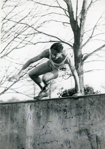 Athlétisme, athlète du CAF, course d'obstacle au stade Jacques Fould, dédicace '"à la charmante Mme Maisonnier, un petit crossman d'occasion, photographie noir et blanc, contour dentelé, DR, [1940-1950], (12.5 cm x 18 cm), collection particulière Negele Danielle, 2023, AMA.