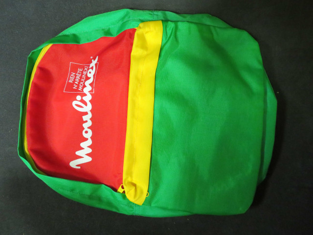 Sac à dos tricolore Moulinex "Rien n'arrête Moulinex" (plastique, toile, métal), Alençon Moulinex, don de Paganet.