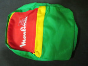 Sac à dos tricolore Moulinex "Rien n'arrête Moulinex" (plastique, toile, métal), Alençon Moulinex, don de Paganet.