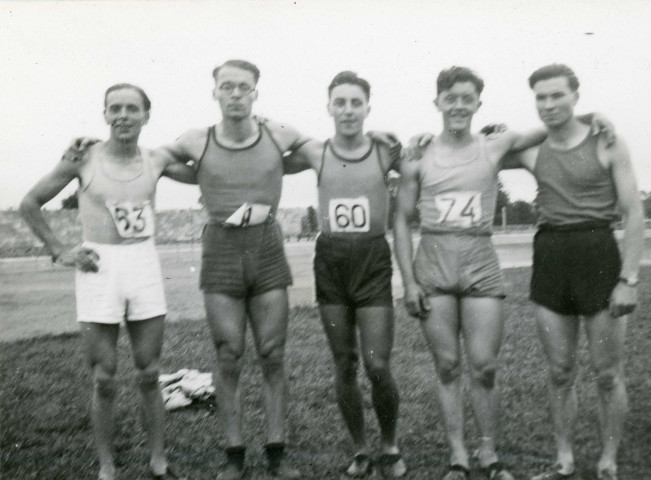 Les athlètes avant les concours [1940-1950], photographie noir et blanc, DR, (8.6 cm x 6.3 cm), collection particulière Negele Danielle, 2023, AMA.