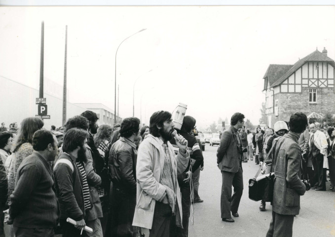 Manifestation sur le site contre l'intervention des forces de l'ordre : lot de 2 photographies.