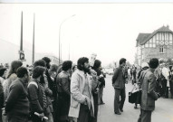 Manifestation sur le site contre l'intervention des forces de l'ordre : lot de 2 photographies.