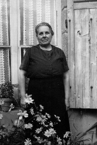 Louise Albertine Millet (blanchisseuse à Alençon) épouse d'Émile Auguste Boigné (couvreur à Alençon), rue Lallemand : photographie noir et blanc (1953),collection particulière Maryvonne Thoréton, 2018, AMA.