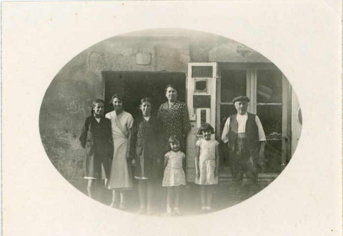 Charles et Juliette Féron, Suzanne (fille aînée), les jumelles Charlette et Annette Féron, Denise et Huguette Messager devant l'épicerie photographie noir et blanc, 15.2x10, Léon Messager, 1938.
