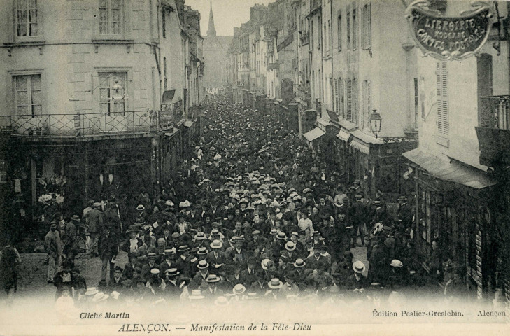 Alençon (Orne), manifestation de la Fête Dieu, carte postale ancienne noir et blanc, cliché Martin, Peslier-Greslebin édition , Alençon, sd, (14x9), 2 exemplaires.