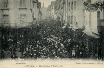 Alençon (Orne), manifestation de la Fête Dieu, carte postale ancienne noir et blanc, cliché Martin, Peslier-Greslebin édition , Alençon, sd, (14x9), 2 exemplaires.
