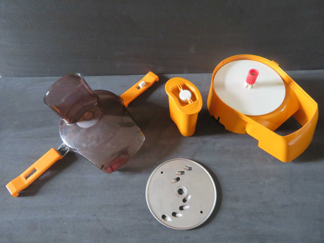 Haut Robot râpe orange (plastique, métal), (don de l'association Moulinex Jean Mantelet), AMA