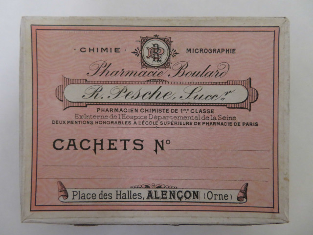 Boites à cachets rectangulaires de Raoul Pesche (couleur : blanc noir rouge) avec étiquette (10cm x 7.5cm x 2.7cm) (1902-1940).