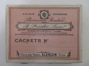 Boites à cachets rectangulaires de Raoul Pesche (couleur : blanc noir rouge) avec étiquette (10cm x 7.5cm x 2.7cm) (1902-1940).