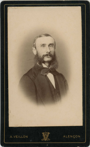 Portrait de jeune garçon (médaillon), studio, photographie noir et blanc, tirage albuminé, Alphonse Veillon, [1878-1905], acquisition 2022 .