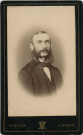 Portrait de jeune garçon (médaillon), studio, photographie noir et blanc, tirage albuminé, Alphonse Veillon, [1878-1905], acquisition 2022 .