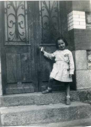 Maryvonne Thoréton sur le perron de la maison rue de la Fuie des Vignes : photographie noir et blanc, DR, 6 x 7.5 (collection particulière Maryvonne Thoréton, AMA, 2018.)
