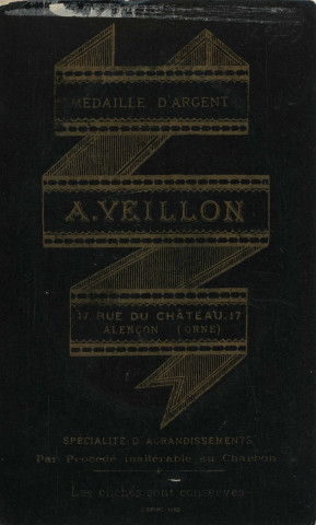 Portrait de femme (médaillon), studio, photographie noir et blanc, tirage d'épreuve au charbon, Alphonse Veillon, [1878-1905], acquisition 2022 .