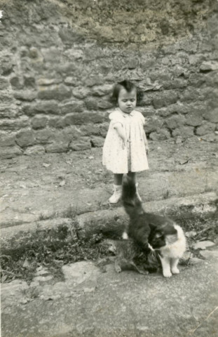 Maryvonne Thoréton devant le mur des Promenades : photographie noir et blanc, DR, 6 x 8.1, juillet 1950 (collection particulière Maryvonne Thoréton, AMA, 2018.)