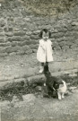 Maryvonne Thoréton devant le mur des Promenades : photographie noir et blanc, DR, 6 x 8.1, juillet 1950 (collection particulière Maryvonne Thoréton, AMA, 2018.)