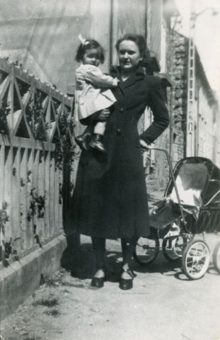 Maryvonne Thoréton et Lucette, rue Candie : photographie noir et blanc, DR, 6 x 8.1, avril 1950 (collection particulière Maryvonne Thoréton, AMA, 2018.)