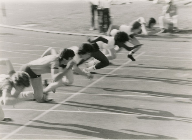Championnat de France au stade Sébastien Charlety, série 100mètres, départ, photographie noir et blanc, phot. Claude Varnier collection particulière Thierry Varnier, 2024, AMA.
