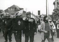 Le commissaire Trichet conduit le premier détachement de CRS : lot de 6 photographies.