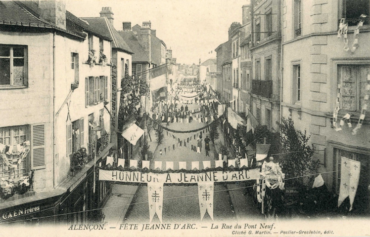 Alençon (Orne), Fête Jeanne d'Arc, la rue du Pont Neuf, carte postale ancienne noir et blanc, cliché G. Martin, Peslier-Greslebin édition, sd, (14x9), AMA.
