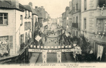 Alençon (Orne), Fête Jeanne d'Arc, la rue du Pont Neuf, carte postale ancienne noir et blanc, cliché G. Martin, Peslier-Greslebin édition, sd, (14x9), AMA.